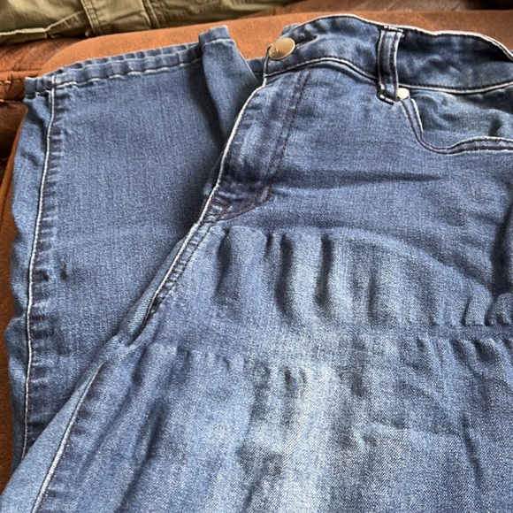 Slight flaw in front blue jeans - Picture 3 of 5